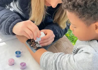 Préparage tatouage - atelier enfants à la chasse aux oeufs